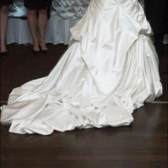 Ivory Vintage Hourglass Wedding Gown - Picture 7 of 9